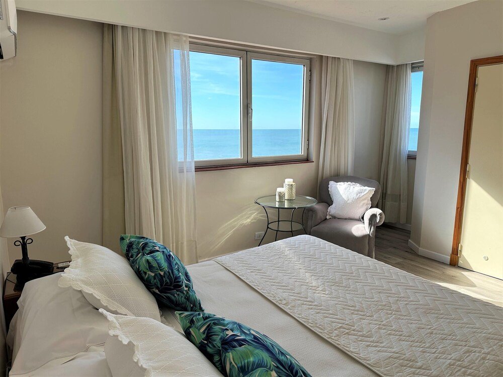 Habitación del hotel con cama y mobiliario