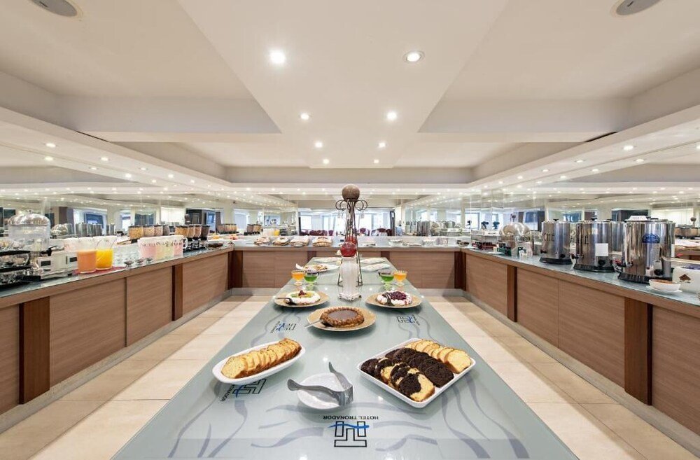 Buffet de desayuno del hotel con comidas y bebidas variadas